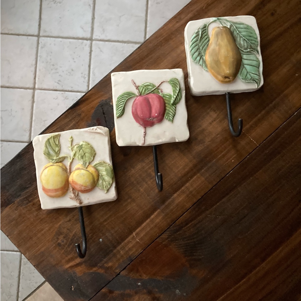 Set 3 Hen Feathers Resin Plaques/Wall Hooks. Pear, Peach, Apple. 3.5 x 3.5.